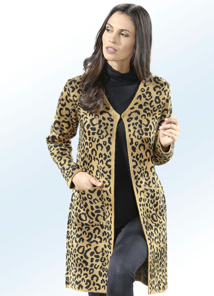 Stickad kappa i jacquarddesign 