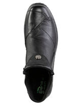 ELENA EDEN bootie med en subtil skrynklig struktur och metallsmycken SVART