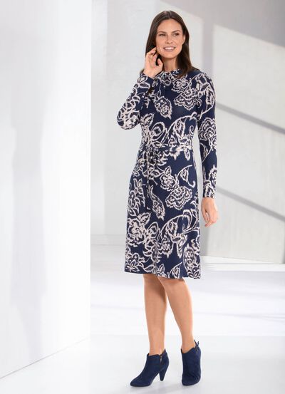 Kl&auml;nning med slips 