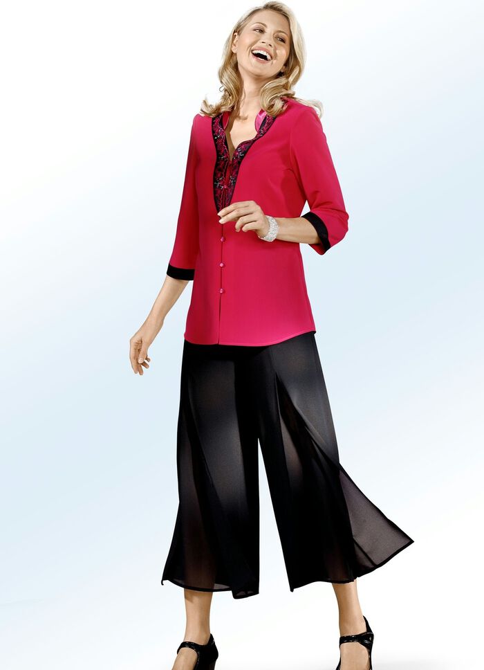 Blus med svarta applikationer 