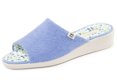 Klassiska damtofflor, tillverkade av textilmaterial 