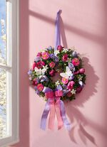 V&auml;ggkrans baserad p&aring; buxbom med fj&auml;rilar 