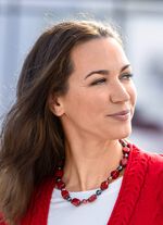 Halsband med smyckeselement 