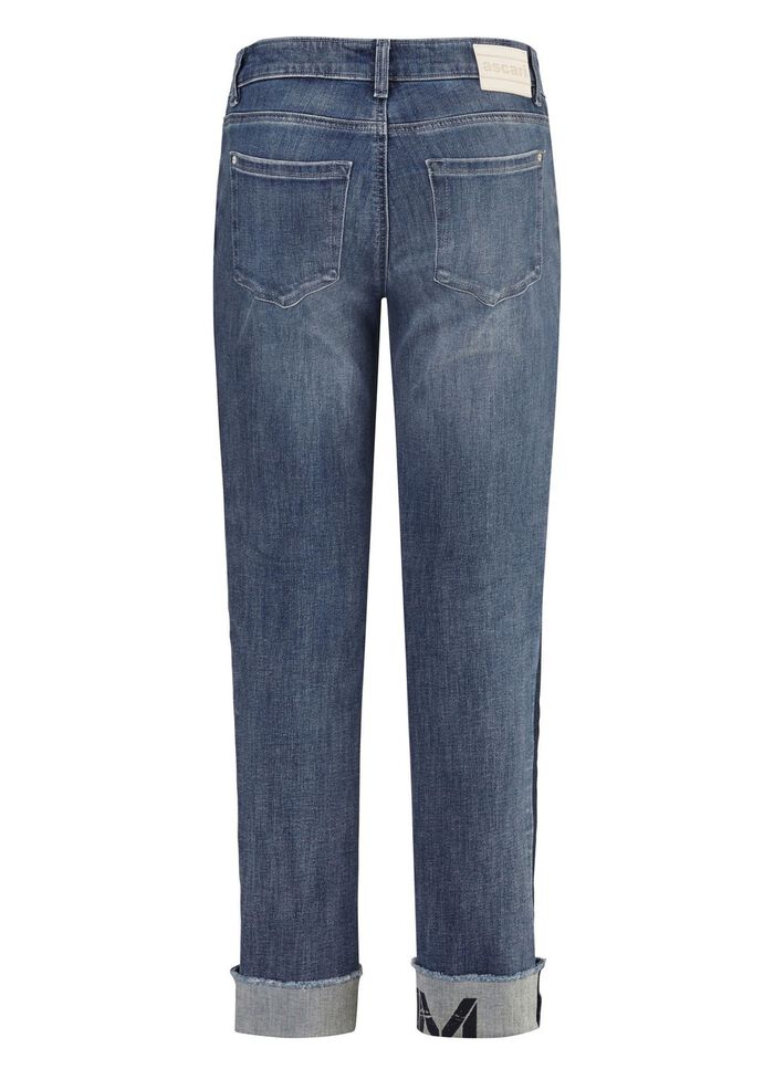 Jeans med franskant och bokst&auml;ver p&aring; ena benet 