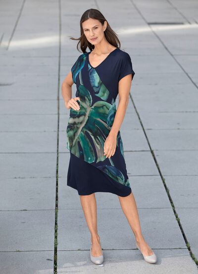 Klänning med chiffongkant 