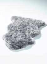 Matta gjord av &auml;kta lammskinn i form av ett djur 