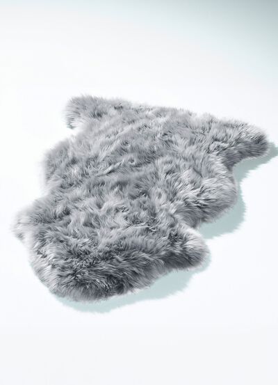 Matta gjord av &auml;kta lammskinn i form av ett djur 