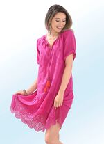 Kl&auml;nning med perforerade broderier, i ren bomull 