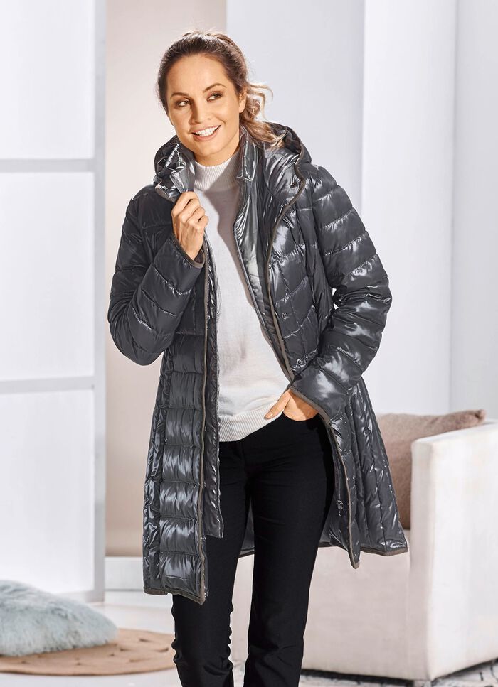 Kort rock med l&auml;ngsg&aring;ende sidos&ouml;mmar 