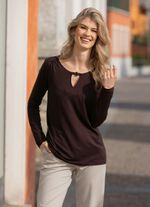 Skjorta med dekorativ ring vid halsringningen i 2 f&auml;rger 