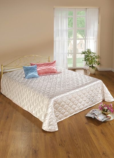 Elegant, gl&auml;nsande &ouml;verkast och &ouml;rngott med quiltning i skallook 