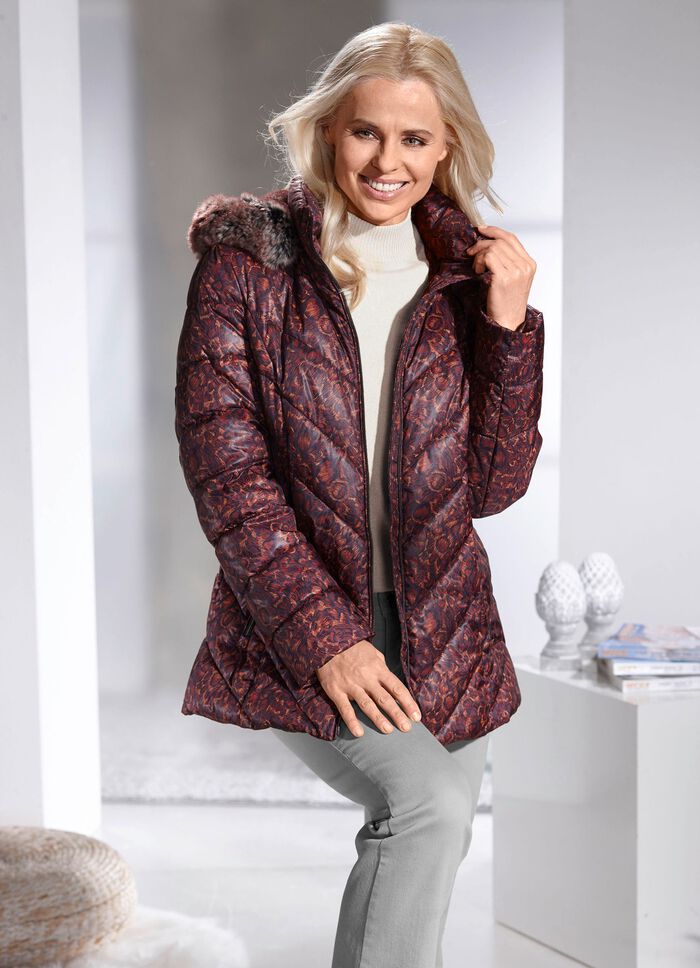 Jacka med fuskp&auml;lsfoder i huvan 