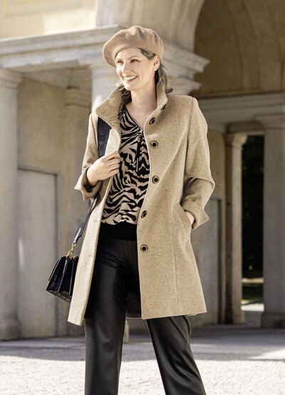 Kort rock med uppstående krage  Kort rock med uppstående krage