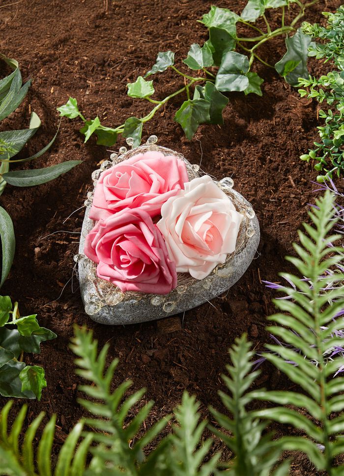 Hj&auml;rtformad sk&aring;l med 3 rosor 