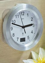 Badrumsklocka med digital temperaturvisning 