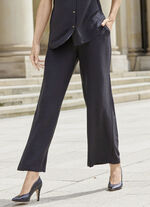 Byxor i moderiktig bredd 