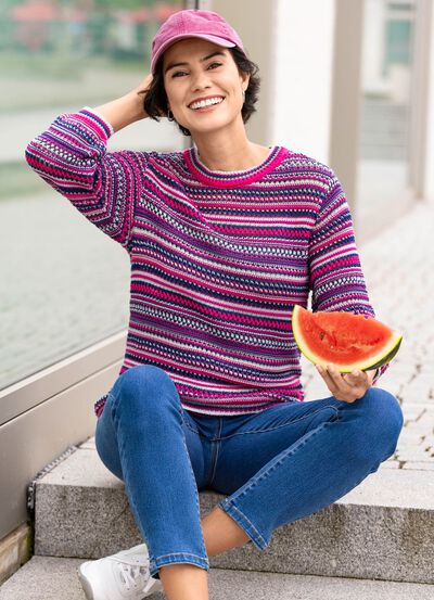 Tr&ouml;ja med en blandning av m&ouml;nster i randig design 