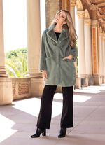 Kort kappa med p&aring;sydda fickor 