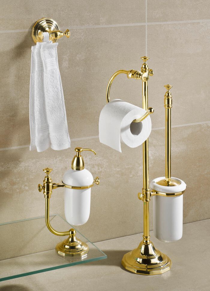 Badrumstillbeh&ouml;r i m&auml;ssing och keramik 