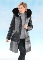 Kort kappa i trendig materialmix 