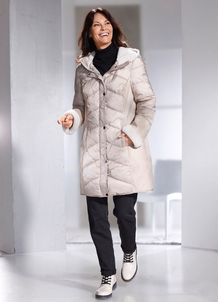 Kort kappa i en modern materialmix 