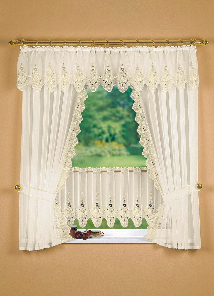 Fönsterdekoration med omsorgsfullt Plauener-broderi GRÄDDE