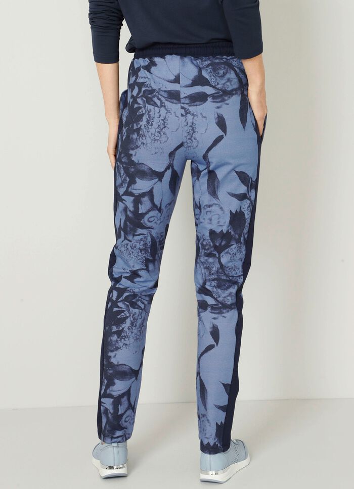 Byxor med galonband p&aring; sidan 