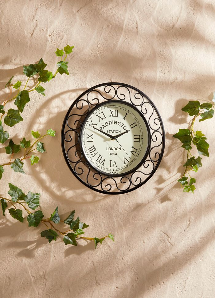 radiostyrd v&auml;ggklocka med metallboett 