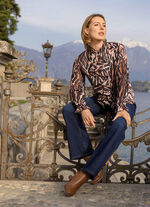 Blus med lekfulla volanger 