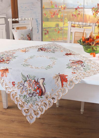 Genomt&auml;nkt utformad bords- och rumsdekoration 