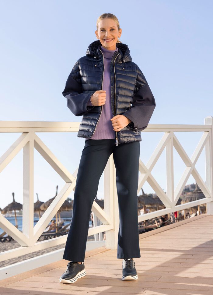 Jacka i en trendig materialmix 