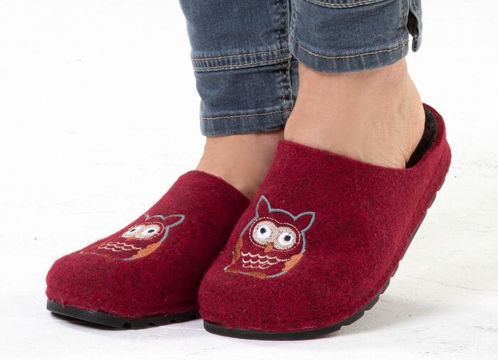 Klassiska damtofflor, tillverkade av filtmaterial GRANATROT