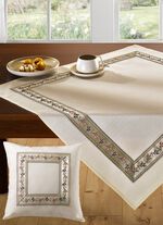 Snygg bords- och rumsdekoration med b&aring;rd runt om 