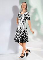 Kl&auml;nning med uttrycksfullt kanttryck 