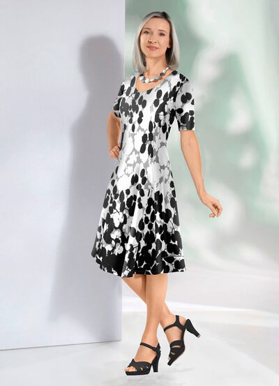 Kl&auml;nning med uttrycksfullt kanttryck 