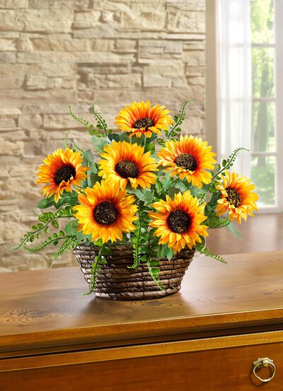 Solrosarrangemang i flätad korg 