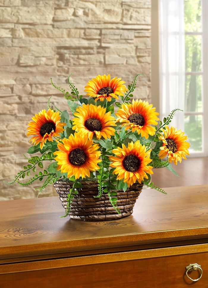 Solrosarrangemang i fl&auml;tad korg 