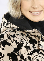 Jacka med dekorativ design 