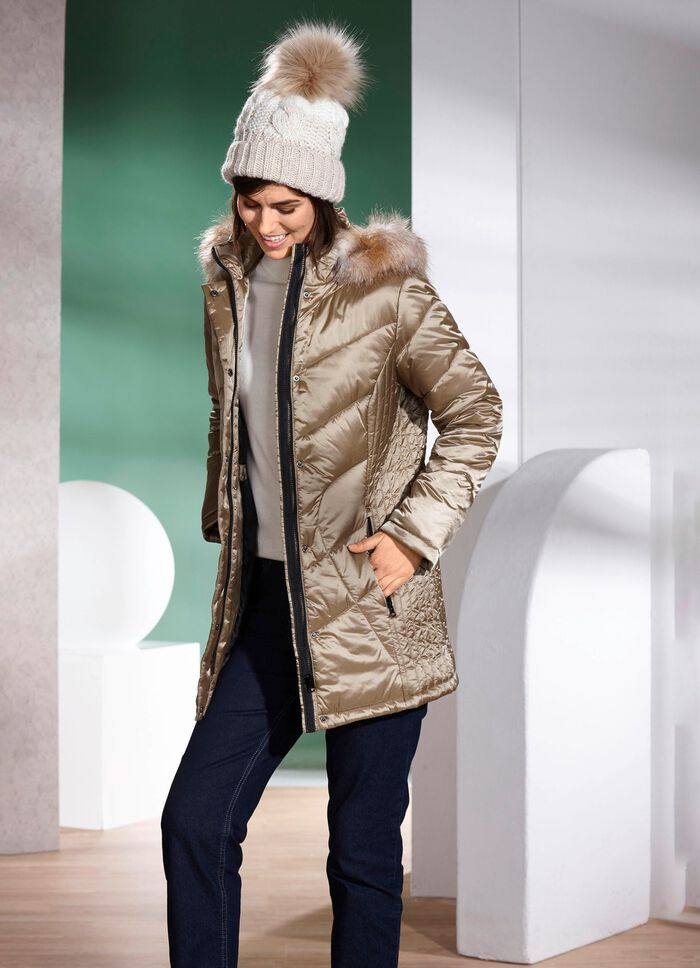 Jacka med figursmickrande vertikal quiltning p&aring; sidorna 