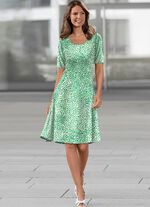 Kl&auml;nning i sv&auml;ngig dra-p&aring;-modell 