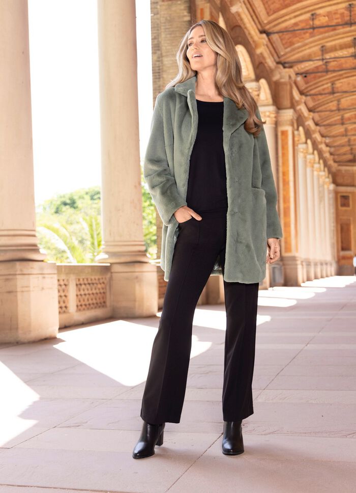 Kort kappa med p&aring;sydda fickor 