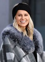 Trendigt damh&aring;rband i stickat material SVART