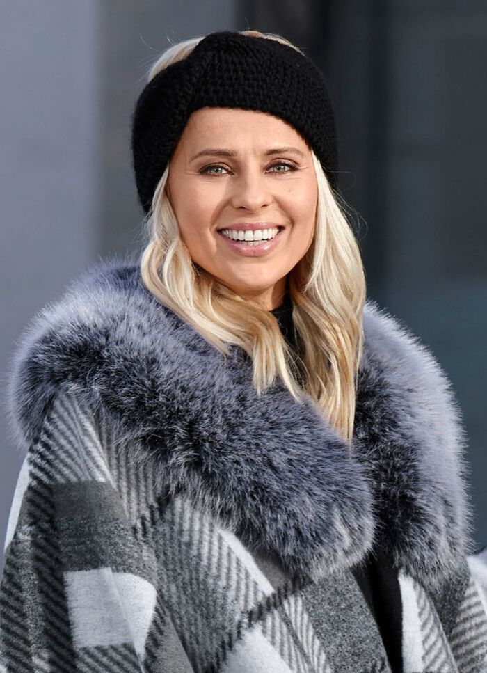 Trendigt damh&aring;rband i stickat material SVART