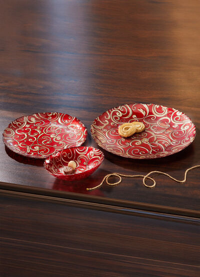 Tallrikar och skålar av glas med guldfärgad relief 