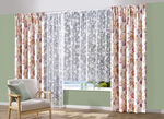 Blommig design över gardinen, 