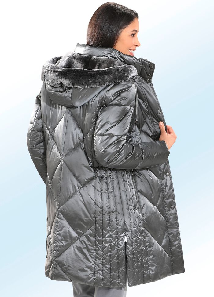 Kort kappa med figurv&auml;nlig l&auml;ngsg&aring;ende quiltning 