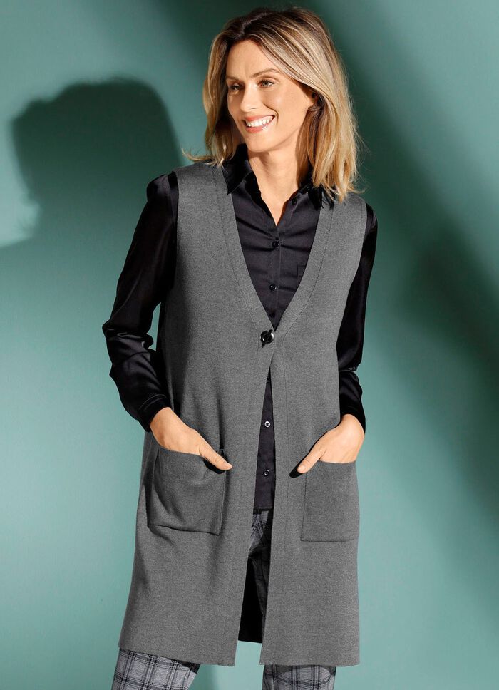 Stickad v&auml;st med dekorativ kn&auml;ppning 