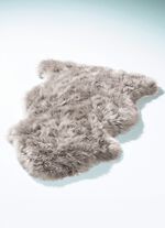 Matta gjord av &auml;kta lammskinn i form av ett djur 