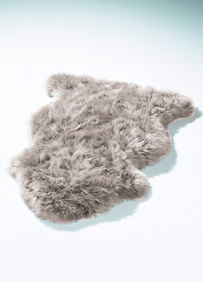 Matta gjord av &auml;kta lammskinn i form av ett djur 