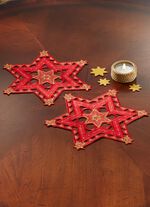 Broderad, festlig bordsdekoration ROT-GOLD